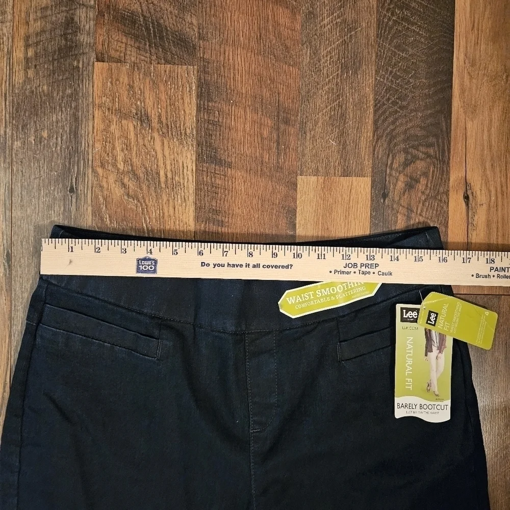 Lee Natural Fit Barely Bootcut Pull On Jeans Size 12 Short